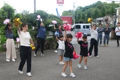 2025年の武者修行：踊りの輪に加わる参加者たち