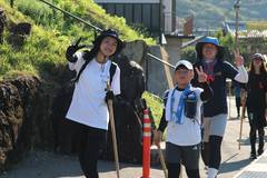 2026年の武者修行：杖を手に、笑顔で手を振る参加者たち