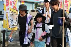 2026年の武者修行：立ち寄った店の前に並ぶ参加者たち