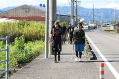 2026年の武者修行：山を望む道を並んで歩く参加者たち