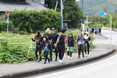 2026年の武者修行：緑に囲まれた道を歩く参加者たち